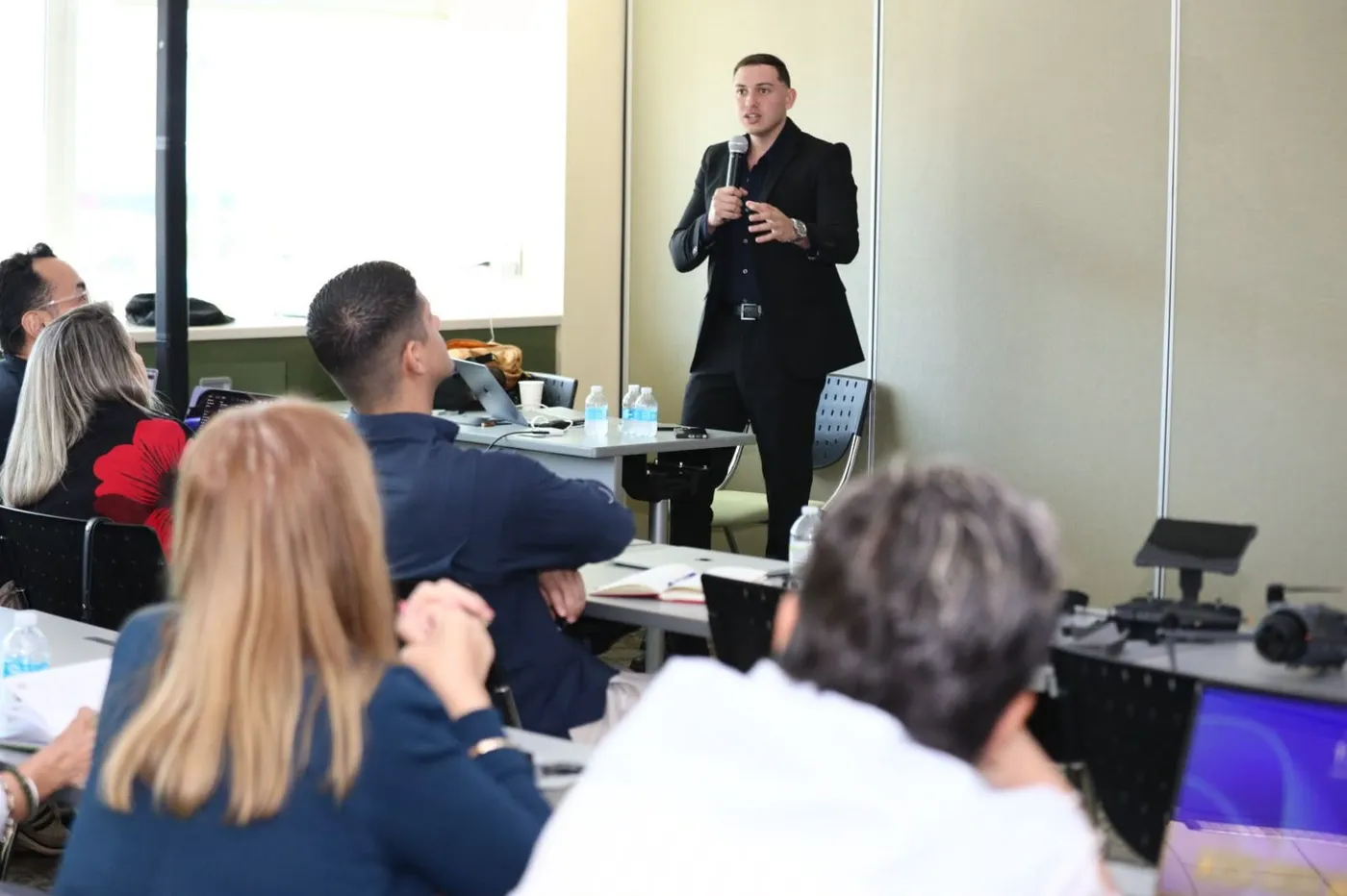 Christian L. Rivera Sobá impartiendo una capacitación con micrófono